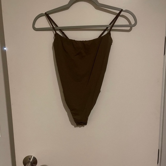 NWOT SKIMS FITS EVERYBODY CAMI THONG BODYSUIT BROWN XS - Picture 3 of 5